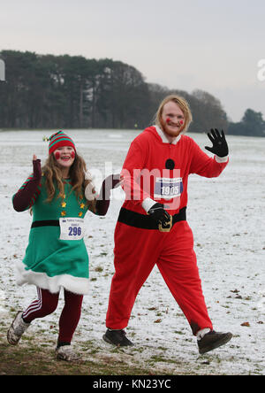 Knutsford, Regno Unito. Decimo Dec, 2017. Un elfo e Santa costume indossato dai partecipanti in Yule Yomp 10k eseguire con proventi andando per le associazioni di beneficenza locali, Tatton Cheshire,10 dicembre 2017 (C)Barbara Cook/Alamy Live News Credito: Barbara Cook/Alamy Live News Foto Stock