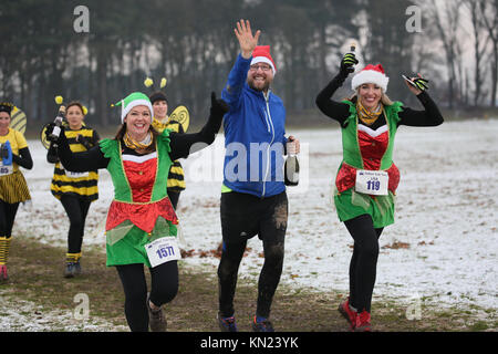 Knutsford, Regno Unito. Decimo Dec, 2017. Esecuzione del Yule Yomp 10k eseguire con proventi andando per le associazioni di beneficenza locali, Tatton Cheshire,10 dicembre 2017 (C)Barbara Cook/Alamy Live News Credito: Barbara Cook/Alamy Live News Foto Stock