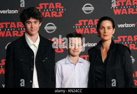 Los Angeles, Stati Uniti d'America. 09Dec, 2017. (L-R) Owen Roy, Jaden Roy e la loro madre attrice Carrie-Anne Moss frequentare la Premiere mondiale di Disney Pictures e Lucasfilm's "Guerre Stellari: ultimi Jedi' presso lo Shrine Auditorium il 9 dicembre 2017 a Los Angeles, California. Foto di Barry re/Alamy Live News Credito: Barry re/Alamy Live News Foto Stock