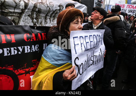 Kiev, Ucraina. Decimo Dec, 2017. I sostenitori di Mikheil Saakashvili al rally di Maidan chiamando l'impeachment del presidente ucraino Petro Poroshenko Saakashvili dopo che è stato arrestato venerdì notte essere rilasciato. Credito: Nicholas Muller/SOPA/ZUMA filo/Alamy Live News Foto Stock