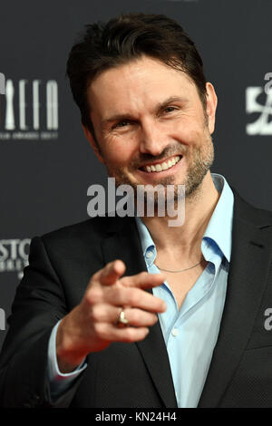 Berlino, Germania. Il 9 dicembre, 2017. Direttore Simon Verhoeven arriva per il trentesimo European Film Awards 2017 a Berlino, Germania, 9 dicembre 2017. Credito: Maurizio Gambarini/dpa/Alamy Live News Foto Stock