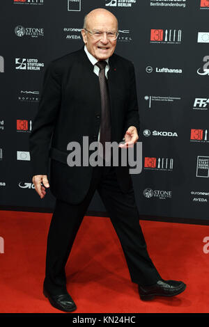 Berlino, Germania. Il 9 dicembre, 2017. Direttore Volker Schloendorff arriva per il trentesimo European Film Awards 2017 a Berlino, Germania, 9 dicembre 2017. Credito: Maurizio Gambarini/dpa/Alamy Live News Foto Stock