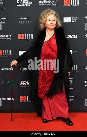 Berlino, Germania. Il 9 dicembre, 2017. L'attrice Hanna Schygulla arriva per il trentesimo European Film Awards 2017 a Berlino, Germania, 9 dicembre 2017. Credito: Maurizio Gambarini/dpa/Alamy Live News Foto Stock