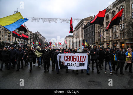 Kiev, Ucraina. Decimo Dec, 2017. I sostenitori di Mikheil Saakashvili al rally di Maidan chiamando l'impeachment del presidente ucraino Petro Poroshenko Saakashvili dopo che è stato arrestato venerdì notte essere rilasciato. Credito: Nicholas Muller/SOPA/ZUMA filo/Alamy Live News Foto Stock