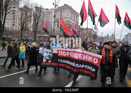 Kiev, Ucraina. Decimo Dec, 2017. I sostenitori di Mikheil Saakashvili al rally di Maidan chiamando l'impeachment del presidente ucraino Petro Poroshenko Saakashvili dopo che è stato arrestato venerdì notte essere rilasciato. Credito: Nicholas Muller/SOPA/ZUMA filo/Alamy Live News Foto Stock