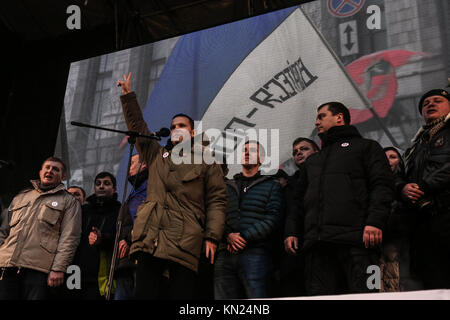 Kiev, Ucraina. Decimo Dec, 2017. I sostenitori di Mikheil Saakashvili al rally di Maidan chiamando l'impeachment del presidente ucraino Petro Poroshenko Saakashvili dopo che è stato arrestato venerdì notte essere rilasciato. Credito: Nicholas Muller/SOPA/ZUMA filo/Alamy Live News Foto Stock