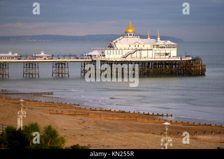 Eastbourne Pier al tramonto Foto Stock