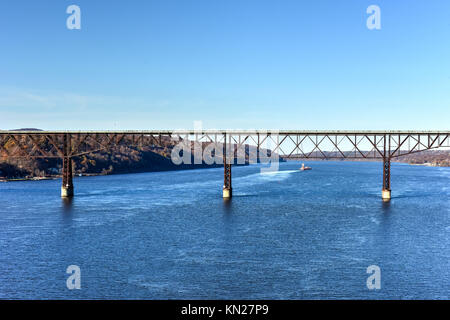 Vista del Poughkeepsie ponte ferroviario, noto anche come passerella su Hudson. Essa è più alte del mondo ponte pedonale Foto Stock