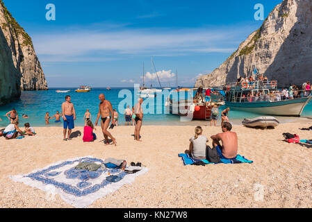 Zante Grecia, settembre 27, 2017: turisti che si godono un giorno di estate sulla spiaggia di Navagio in Grecia. L'isola di Zante. Foto Stock