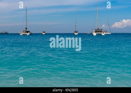 Zante Grecia, settembre 27, 2017: acque blu cristallo del Navagio bay sull'isola di Zante, Grecia Foto Stock