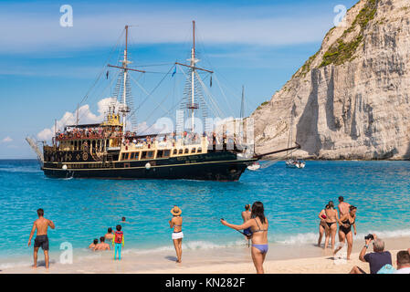 Zante Grecia, settembre 27, 2017: turisti che si godono un giorno di estate sulla spiaggia di Navagio in Grecia. L'isola di Zante. Foto Stock