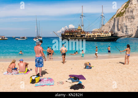 Zante Grecia, settembre 27, 2017: turisti che si godono un giorno di estate sulla spiaggia di Navagio in Grecia. L'isola di Zante. Foto Stock