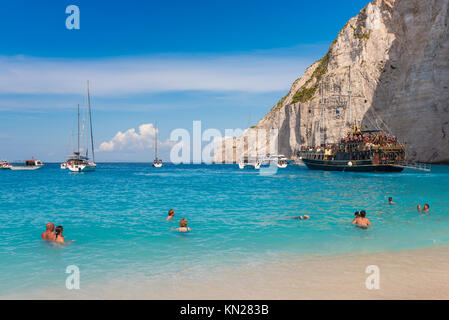 Zante Grecia, settembre 27, 2017: turisti che si godono un giorno di estate sulla spiaggia di Navagio in Grecia. L'isola di Zante. Foto Stock