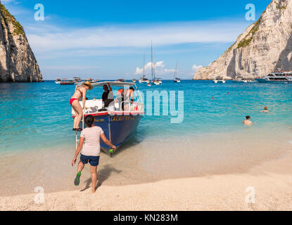 Zante Grecia, settembre 27, 2017: turisti che si godono un giorno di estate sulla spiaggia di Navagio in Grecia. L'isola di Zante. Foto Stock