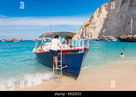 Zante Grecia, settembre 27, 2017: turisti che si godono un giorno di estate sulla spiaggia di Navagio in Grecia. L'isola di Zante. Foto Stock