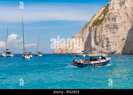 Zante Grecia, settembre 27, 2017: barche di crociera nella baia di Navagio beach sull'isola di Zante. La Grecia. Foto Stock