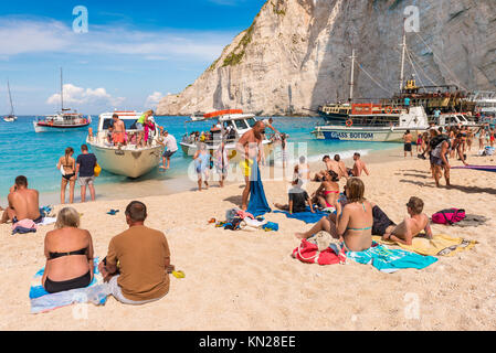 Zante Grecia, settembre 27, 2017: turisti che si godono un giorno di estate sulla spiaggia di Navagio in Grecia. L'isola di Zante. Foto Stock