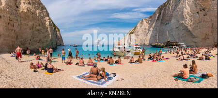 Zante Grecia, settembre 27, 2017: turisti che si godono un giorno di estate sulla spiaggia di Navagio in Grecia. L'isola di Zante. Foto Stock