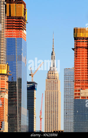 La costruzione dei cantieri di Hudson che incorniciano la Empire State Building di New York City, Stati Uniti d'America Foto Stock