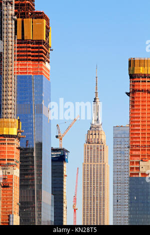 La costruzione dei cantieri di Hudson che incorniciano la Empire State Building di New York City, Stati Uniti d'America Foto Stock