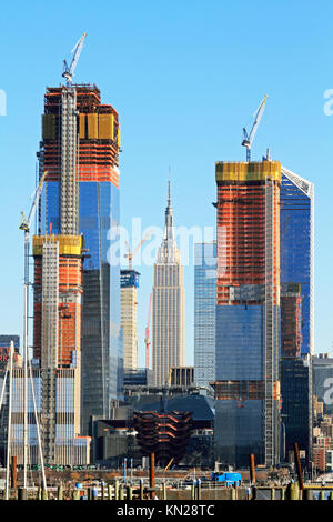 La costruzione dei cantieri di Hudson che incorniciano la Empire State Building di New York City, Stati Uniti d'America Foto Stock