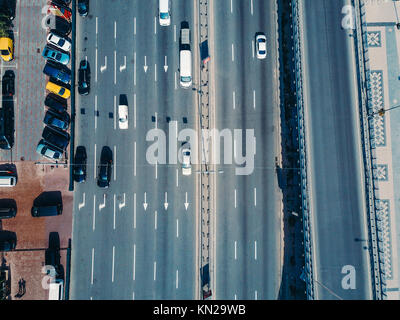 Vista aerea da un drone in autostrada Foto Stock