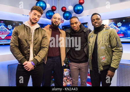 Rak-Su (l-r Myles Stephenson, Mustafa Rahimtulla, Jamaal Shurland e Ashley Fongho) sono raffigurati dietro le quinte durante il giorno uno dei capitali il Jingle Bell Ball 2017 all'O2 Arena, Londra. Foto Stock