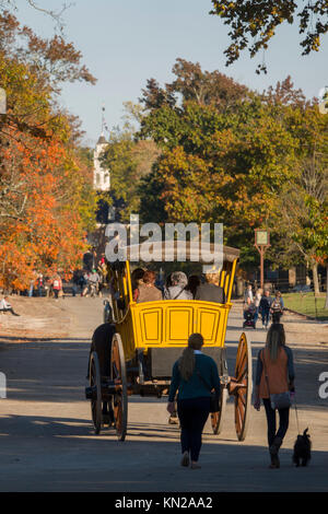 Stati Uniti Virginia VA Colonial Williamsburg un carro trainato da cavalli corsa sul Duca di Gloucester Street per turisti Foto Stock