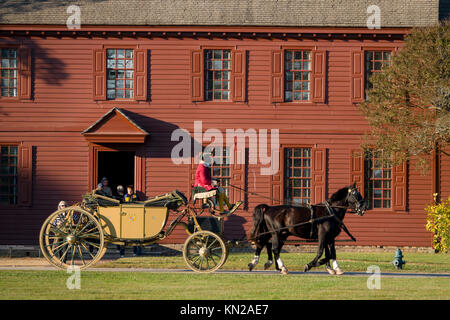 Stati Uniti Virginia VA Colonial Williamsburg area storica autunno cadere un carro trainato da cavalli porta i turisti lungo Nicholson Street Foto Stock