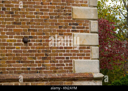 Stati Uniti Virginia VA Yorktown coloniale una palla di cannone ancora presentate nella parete esterna del Nelson House on Main Street Foto Stock