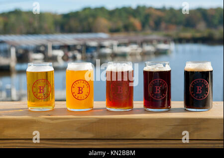 Stati Uniti Virginia VA Jamestown Billsburg Brewery un volo di birre per la degustazione a Jamestown Yacht Basin micro brew Foto Stock