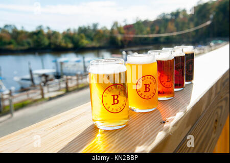 Stati Uniti Virginia VA Jamestown Billsburg Brewery un volo di birre per la degustazione a Jamestown Yacht Basin micro brew Foto Stock