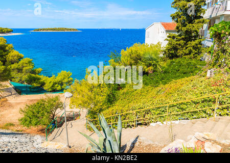 Passi per la piccola baia con spiaggia vicino alla città di Primosten, Dalmazia, Croazia Foto Stock