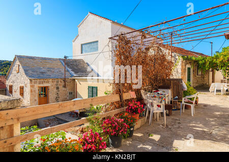 Street con tipiche case nella città vecchia di Rogoznica, Dalmazia, Croazia Foto Stock