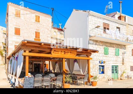 ROGOZNICA PORTA, Croazia - il Sep 5, 2017: tradizionali case e edifici ristorante a Rogoznica città vecchia, Dalmazia, Croazia. Foto Stock