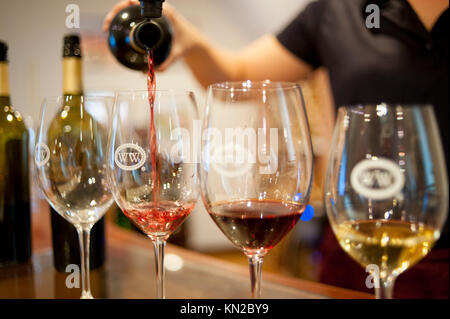 Stati Uniti Virginia VA Vini Williamsburg Winery degustazione di vino in un volo di vini locali versando Foto Stock