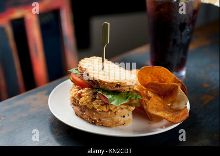 Food USA pimento panino al formaggio, e potato chips alla cultura Cafe di Williamsburg Virginia VA Foto Stock