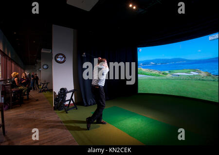 Sport Indoor virtuale simulatore di golf al campo da Golf di rivoluzione e griglia di Williamsburg, VA Virginia Foto Stock