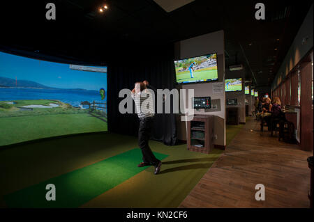 Sport Indoor virtuale simulatore di golf al campo da Golf di rivoluzione e griglia di Williamsburg, VA Virginia Foto Stock