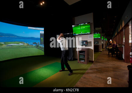 Sport Indoor virtuale simulatore di golf al campo da Golf di rivoluzione e griglia di Williamsburg, VA Virginia Foto Stock