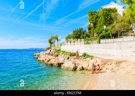 Spiaggia Vicino alla città di Primosten, Croazia - Settembre 6, 2017: i giovani in un momento di relax a bella piccola spiaggia vicino alla città di Primosten, Dalmazia, Croazia. Foto Stock