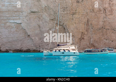 Yacht e acque blu cristallo del Navagio bay sull'isola di Zante, Grecia Foto Stock