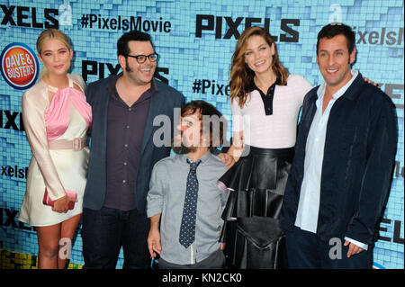 NEW YORK, NY - 18 Luglio: Attori Ashley Benson, Josh Gad, Peter Dinklage, Michelle Monaghan, Adam Sandler e Kevin James frequentare il 'pixel' New York premiere al Regal E-a piedi sulla luglio 18, 2015 a New York City. Persone: Cast Foto Stock