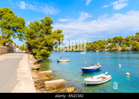 Barche da pesca in mare bellissima baia di Splitska villaggio sull'isola di Brac, Croazia Foto Stock