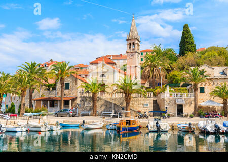 SPLITSKA PORT, ISOLA DI BRAC - 7 SET 2017: vista della bellissima Splitska porta sull isola di Brac, Croazia. Foto Stock