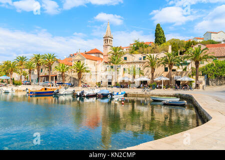 SPLITSKA VILLAGE, ISOLA DI BRAC - 7 SET 2017: Vista di Splitska villaggio con bellissimo porto e barche, isola di Brac, Croazia. Foto Stock