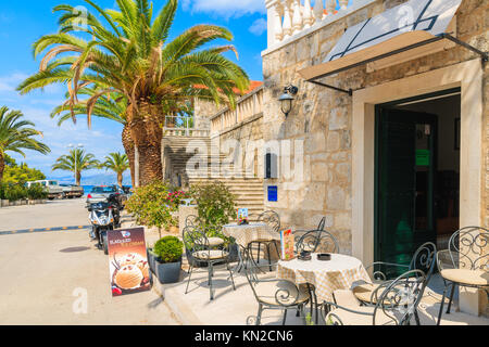 SPLITSKA PORT, ISOLA DI BRAC - 7 SET 2017: cafe tabelle nel pittoresco villaggio di Splitska sull'isola di Brac, Dalmazia, Croazia. Foto Stock
