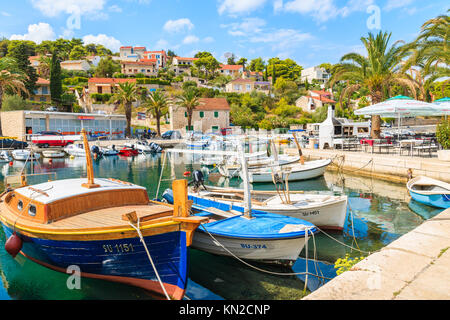 SPLITSKA PORT, ISOLA DI BRAC - 7 SET 2017: barche da pesca ancoraggio in Splitska villaggio con una bellissima porta, isola di Brac, Croazia. Foto Stock