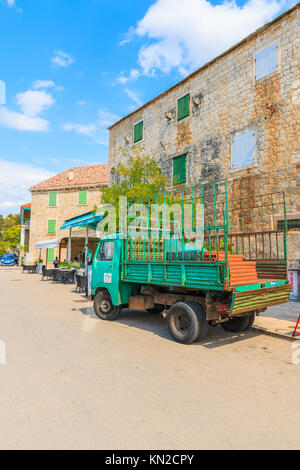 SPLITSKA PORT, ISOLA DI BRAC - 7 SET 2017: consegna il parcheggio del carrello nel pittoresco villaggio di Splitska sull'isola di Brac, Dalmazia, Croazia. Foto Stock