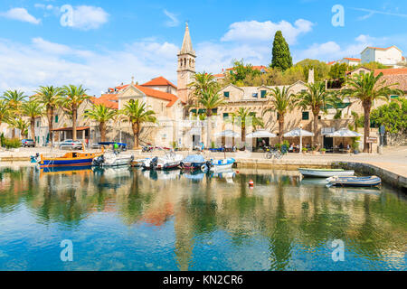 SPLITSKA VILLAGE, ISOLA DI BRAC - 7 SET 2017: Vista di Splitska villaggio con bellissimo porto e barche, isola di Brac, Croazia. Foto Stock